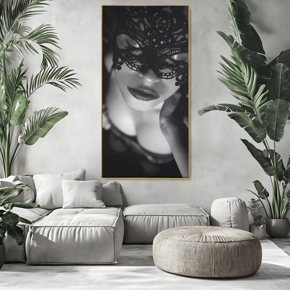 Tablou canvas cu tablou canvas cu femeie purtand masca, in rama de aluminiu auriu, pe perete intr-un living